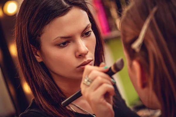 Maquillaje Artista Contorneando Cara Mujer Con Cepillo Maquillaje — Foto de Stock