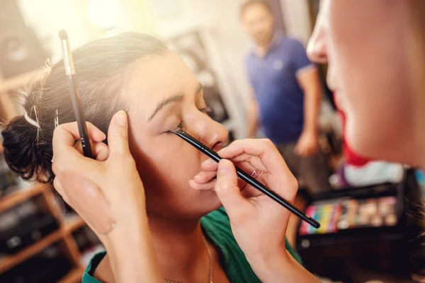 Vista Perto Artista Maquiagem Ficando Sombra Olhos Para Modelar — Fotografia de Stock