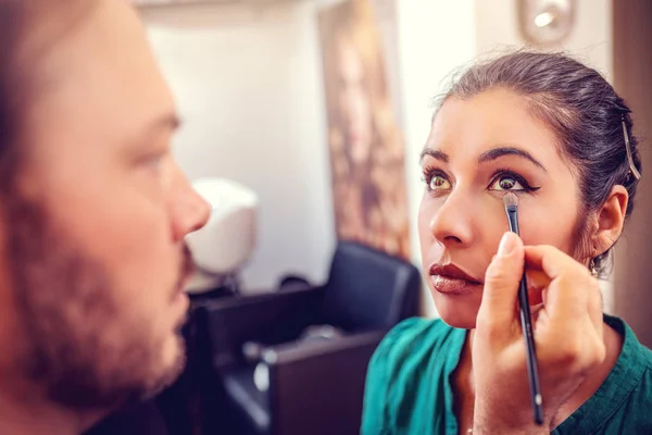 Primo Piano Trucco Uomo Artista Ottenere Ombretto Modello — Foto Stock