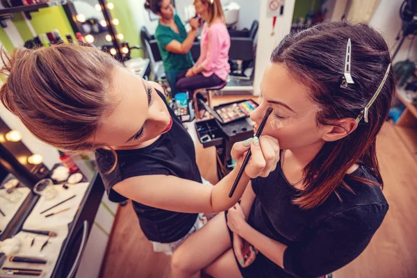 Maquiagem Artista Aplicando Maquiagem Para Modelo Feminino — Fotografia de Stock