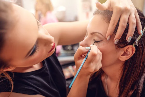 Maquiagem Artista Aplicando Eyeliner Para Modelo Estúdio — Fotografia de Stock