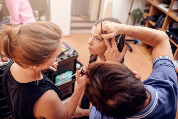 Professora Maquiagem Ajudando Aluno Treinar Aula Maquiagem — Fotografia de Stock