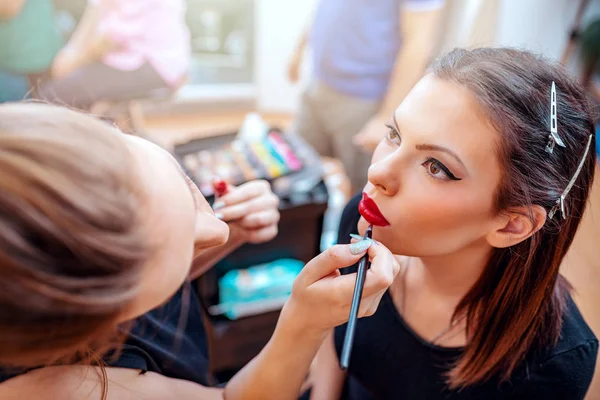 Maquiagem Artista Aplicando Maquiagem Para Modelo Feminino — Fotografia de Stock