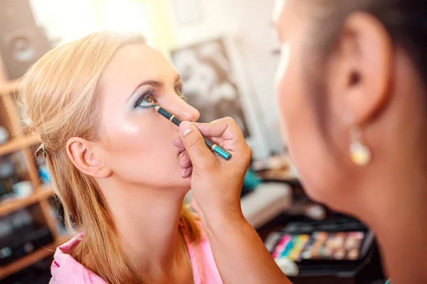 Make Artist Applying Makeup Female Model — Stock Photo, Image