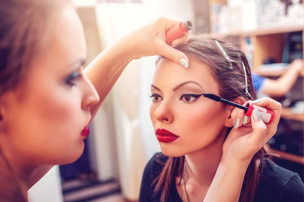 化妆师在女性模特中的应用 — 图库照片