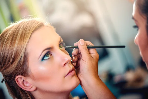 Make Artist Stosowania Makijażu Dla Kobiet Modelu — Zdjęcie stockowe
