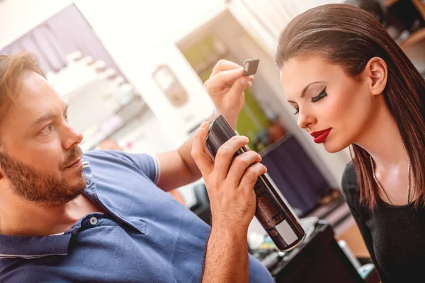 Homem Cabeleireiro Fazendo Penteado Para Mulher Jovem — Fotografia de Stock