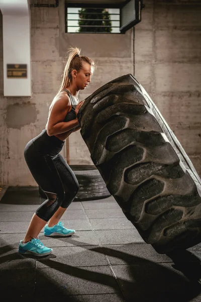 Giovane Donna Muscolare Ribaltamento Pneumatico Sulla Formazione Crossfit Palestra — Foto Stock