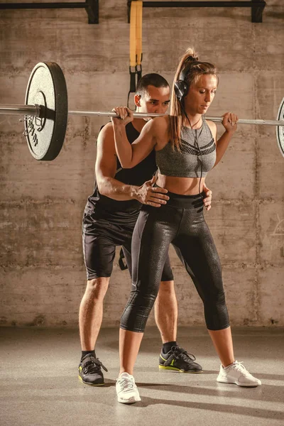 Mujer Joven Haciendo Ejercicio Duro Gimnasio Con Entrenador — Foto de Stock