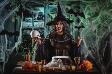 Cadı çok yüz ve konuşmak için sihirli kafatası ile portresi