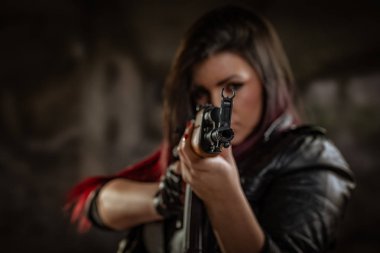 Hedefleyen ve görme otomatik tüfek ile seyir tutumunda duran kadın