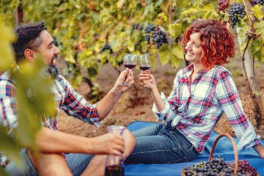 Eğleniyor ve tatma Olgun çift mahzeninde şarap