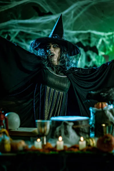 Hexe Mit Schrecklichem Gesicht Gruseliger Umgebung Kocht Zaubertrank — Stockfoto