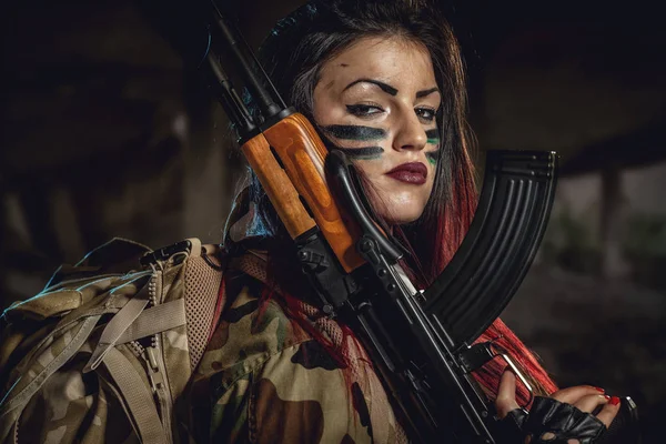 Mujer Pelo Oscuro Con Camisa Camuflaje Sosteniendo Ametralladora Apoyada Hombro — Foto de Stock