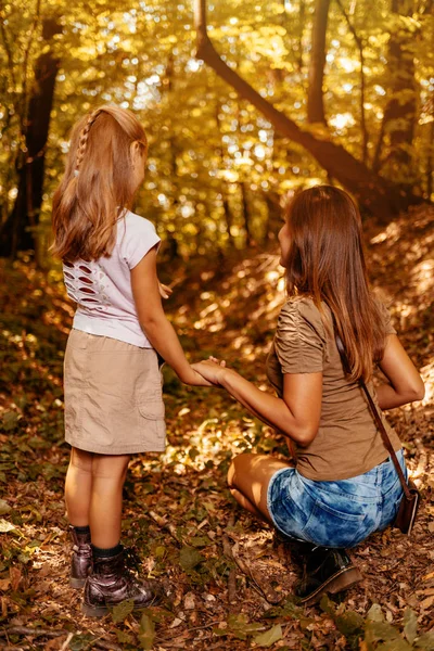 Νεαρή γυναίκα και κορίτσι στο δάσος — Φωτογραφία Αρχείου