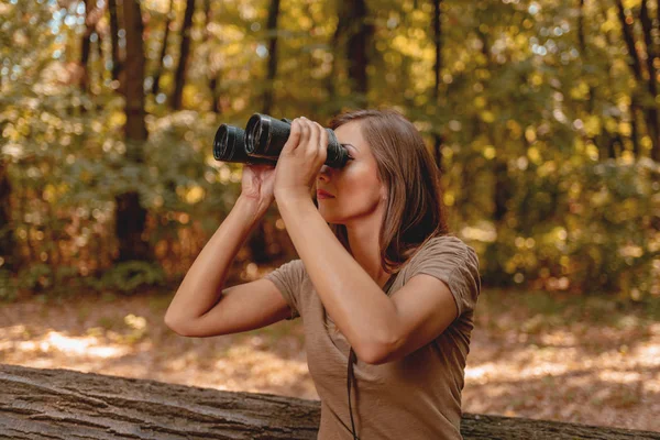 Ormanın Içinde Yürümek Dürbün Ile Keşfetmek Genç Kadın — Stok fotoğraf