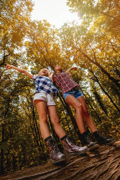 Молода жінка і дівчина в лісі — стокове фото