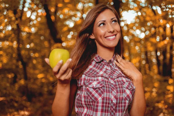 Yeşil Elma Sonbahar Park Yemek Gülümseyen Kadın — Stok fotoğraf