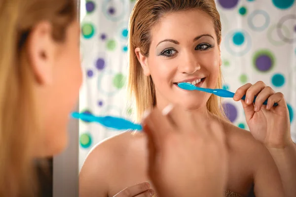 Jeune Femme Brossant Les Dents Devant Miroir Dans Salle Bain — Photo