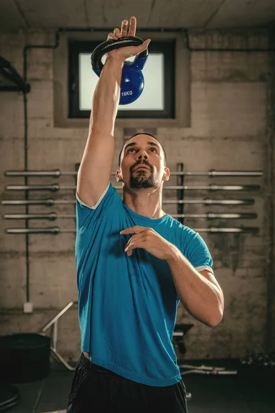 Ung Muskulös Man Träning Gym — Stockfoto
