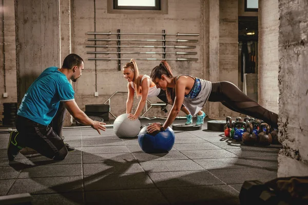 Two Girlfriends Exercising Personal Trainer Gym — Stock Photo, Image
