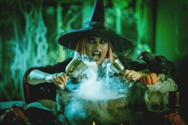 Sisli çevreleyen içinde bir cadı kaynar su bir pişirme zehir çorba için yukarıda iki kadehler tutar.