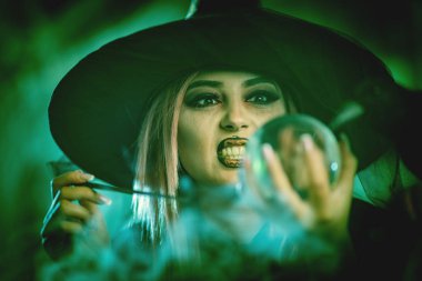 Kötü bir cadı çok yüz ve sihirli topu elinde sisli bir ortamda ile yakın çekim gönderir.