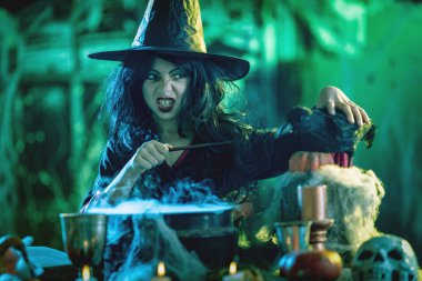 Genç çok holding sihirli değnek suratla cadı ve karatavuk Buhar tam ürpertici sisli ortamda için sihirli kelime söyler.