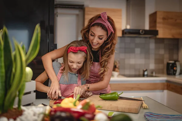 Linda Niña Hermosa Mamá Están Cortando Verduras Sonriendo Mientras Cocinan — Foto de Stock