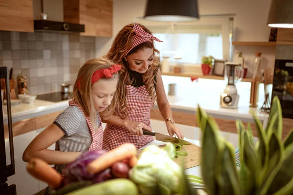 Cute Little Girl Her Beautiful Mom Cutting Vegetables Smiling While — Stock Photo, Image