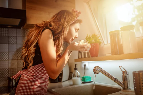 Hermosa Joven Lavando Verduras Prepara Coliflor Para Cocinar Mientras Está — Foto de Stock