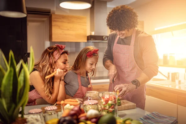 Linda Niña Sus Hermosos Padres Están Cortando Verduras Sonriendo Mientras — Foto de Stock