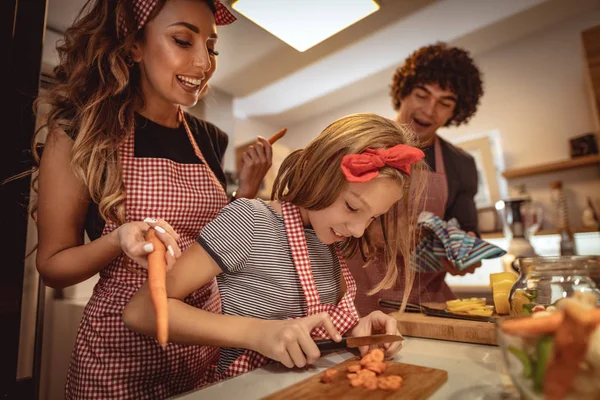 Pais Felizes Sua Filha Cozinhar Juntos Cozinha Enquanto Menina Tentando — Fotografia de Stock