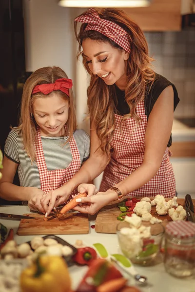 Retrato Madre Feliz Hija Cocinando Juntas Cocina Mientras Cortan Vegetales — Foto de Stock