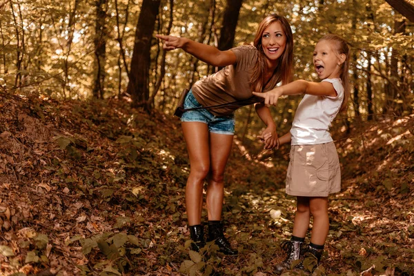 Młoda kobieta i dziewczynka w lesie — Zdjęcie stockowe