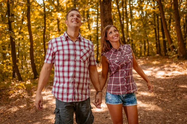 年轻夫妇走在绿色森林 — 图库照片