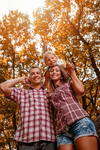 Jonge Glimlachend Familie Wandelen Het Bos — Stockfoto