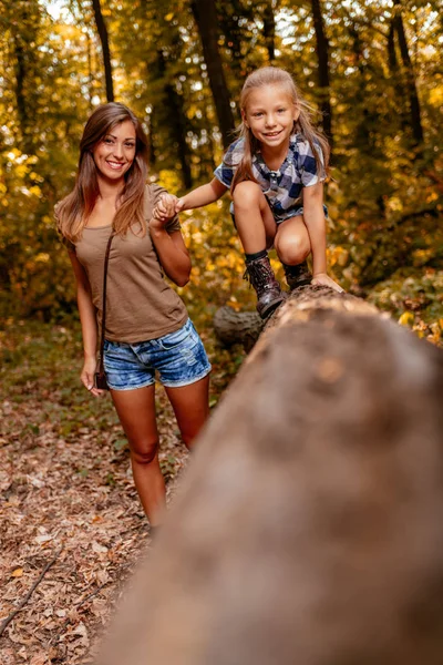 Mladá žena a dívka v lese — Stock fotografie