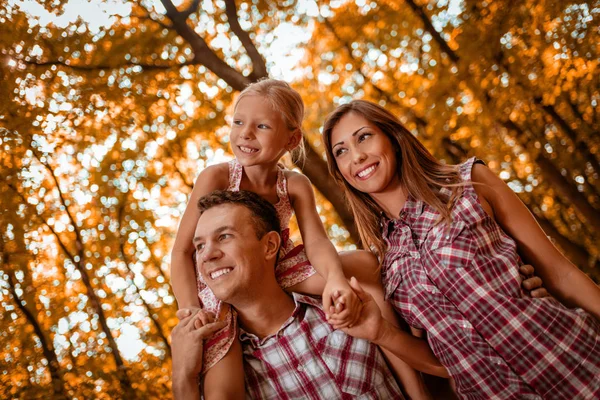 Junge Lächelnde Familie Geht Wald Spazieren — Stockfoto