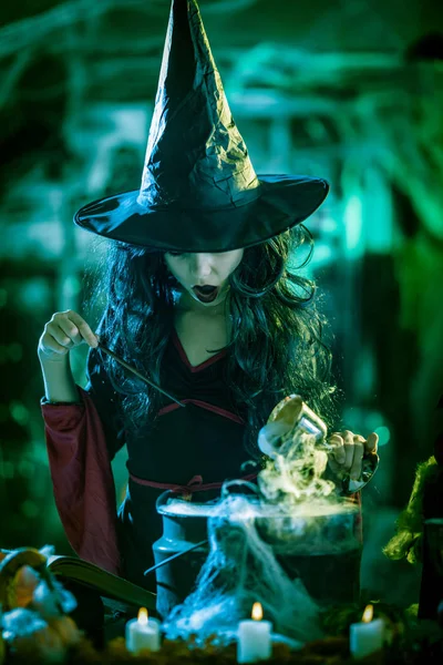 Молодая Ведьма Злобным Лицом Держит Кубок Волшебным Зельем Одной Волшебной — стоковое фото