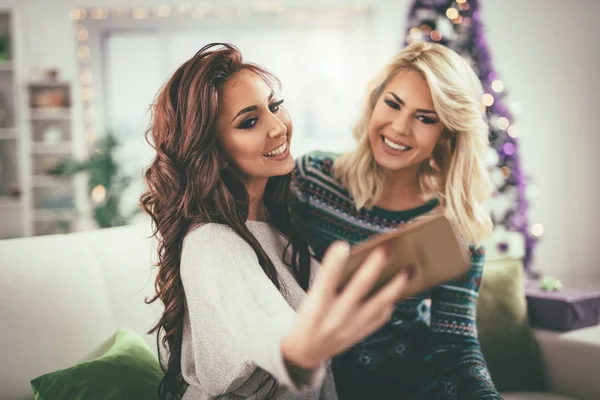 Tři Nejlepší Veselí Přátelé Mají Pěkný Čas Bytě Užívat Selfie — Stock fotografie