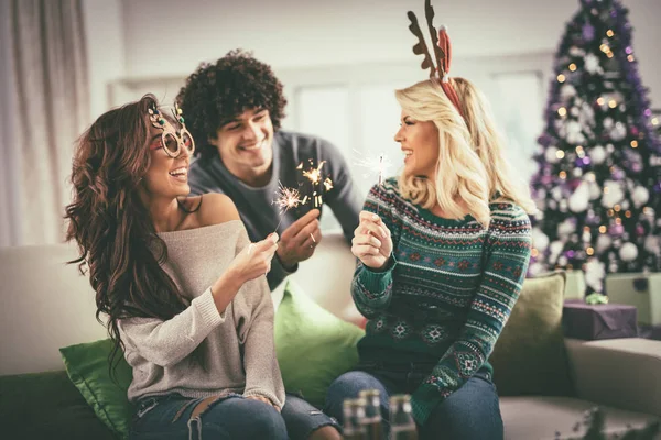 Young Friends Celebrating New Year Home — Stock Photo, Image