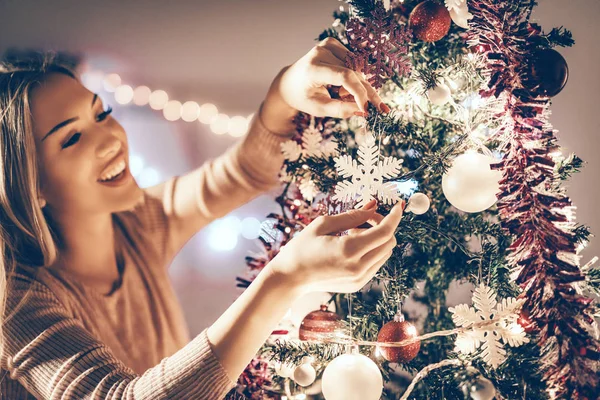Schöne Lächelnde Junge Frau Schmückt Weihnachtsbaum Mit Weihnachtsschmuck Hause — Stockfoto