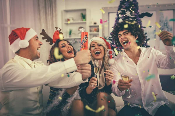 Twee Jonge Vrolijke Koppels Vieren Kerstmis Met Confetti Thuis — Stockfoto