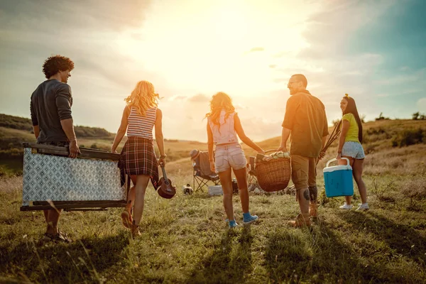 Los Jóvenes Amigos Están Preparando Para Acampar Están Sosteniendo Una —  Fotos de Stock