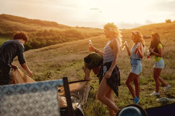 Les Jeunes Amis Heureux Préparent Pour Camping Ils Installent Une — Photo