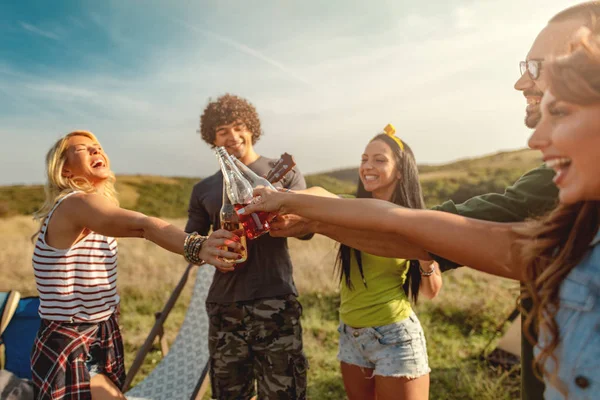 Happy Young Friends Enjoy Sunny Day Nature Clinking Beer Bottles — Stock Photo, Image
