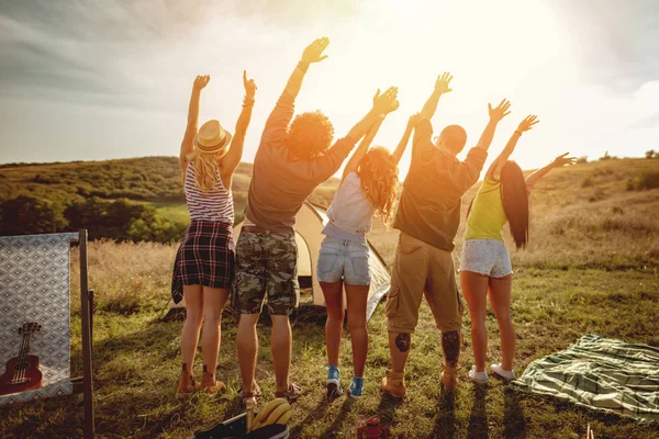 Glada Unga Vänner Njuta Solig Dag Naturen Tittar Solen Och — Stockfoto