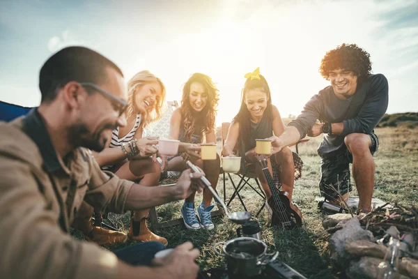 Happy Young Friends Enjoy Sunny Day Mountain Laughing Grilling Roasting — Stock Photo, Image