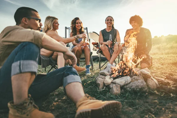 Happy Young Friends Enjoy Sunny Day Mountain Laughing Toasting Beer — Stock Photo, Image